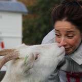 suzan seegers knuffelt met geiten bij buitengoed de gaard belinda keulen