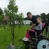 mike weerts en rett meisje lisa planten een perenboom voor de nrsv bij buitengoed de gaard