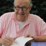 maurice hermans signeert zijn boek 'dichter bij liefde' voor 'dichter bij toon hermans' welkomstpakket voor gasten buitengoed de gaard