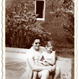 huidig gastvrouw-eigenaar anja versteeg-peters op schoot bij moeder annie. zwembad net klaar 1971 bij vakantiehuisje buitengoed de gaard